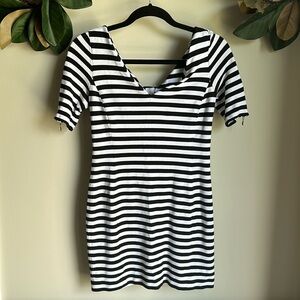 BANANA REPUBLIC WHITE WITH BLACK STRIPES V NECK DRESS IN SIZE 6